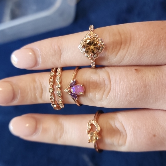 Rose gold coloured costume rings - Picture 3 of 4